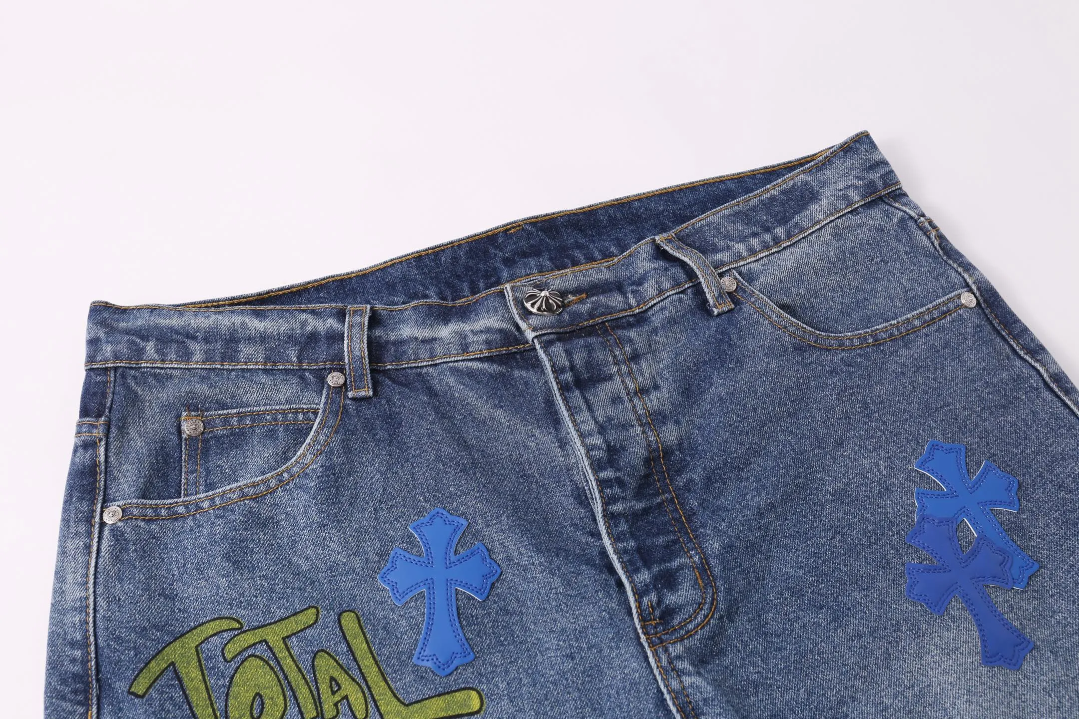 P260 Style No.: H885 Crow Heart & 𝐂𝐡𝐫𝐨𝐦𝐞 𝐇𝐞𝐚𝐫𝐭 ss25 new graffiti letters blue and white cross leather couple style loose washed micro-flared jeans. Styles with different washed textures are very friendly to people with thin legs. The micro-flared version perfectly modifies the leg shape. The timeless and moderate length makes it easy to match and match. It is the basis for various styles and is a must-have in your wardrobe! The fabric is stiff but also makes the upper body soft without losing texture. The washing process is even more perfect. It is a must-have item for everyone! ! ! Washed wheat, hang tag, pants label, three labels complete Color: blue Size: 28-30-32-34-36